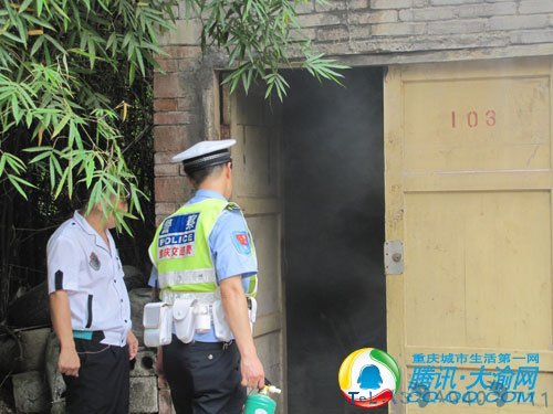 塑料桶烧水失火 交巡警用平台灭火器施救