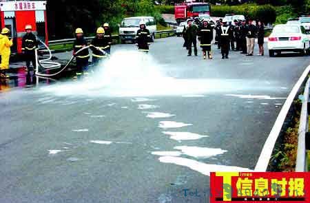 广州60桶化学毒品滚落高速路(图)