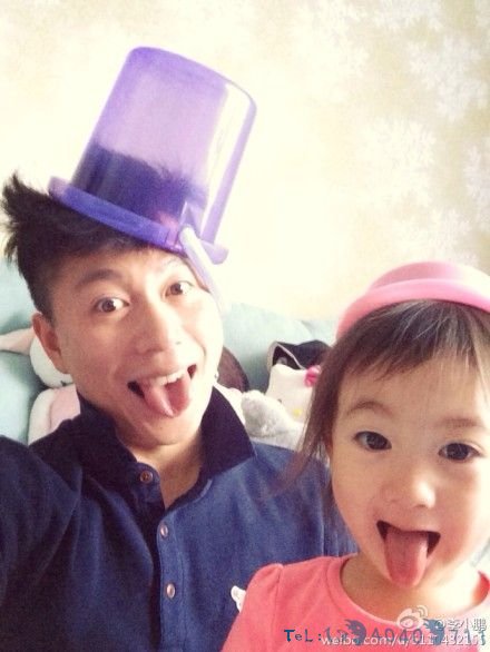 李小鹏与女儿戴塑料桶搞怪 奥莉吐舌卖萌(图)