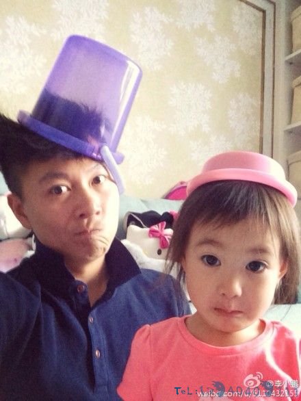 李小鹏与女儿戴塑料桶搞怪 奥莉吐舌卖萌(图)