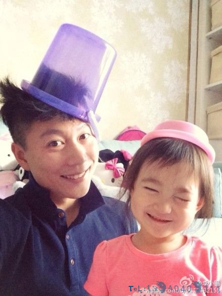 李小鹏与女儿戴塑料桶搞怪 奥莉吐舌卖萌(图)