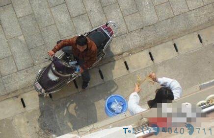 女大学生用塑料桶吊外卖 网友称直接懒死算了(图)