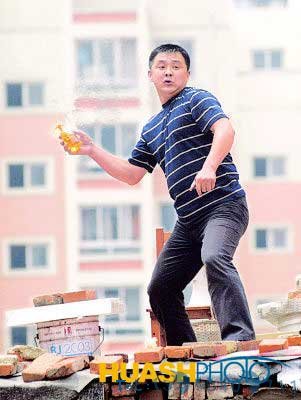 沈阳发生暴力抗法事件 狂徒汽油弹砸执法者(图)