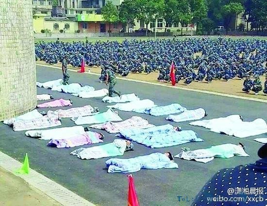 湖南一学校军训罚新生裹棉被晒太阳戴塑料桶跑步