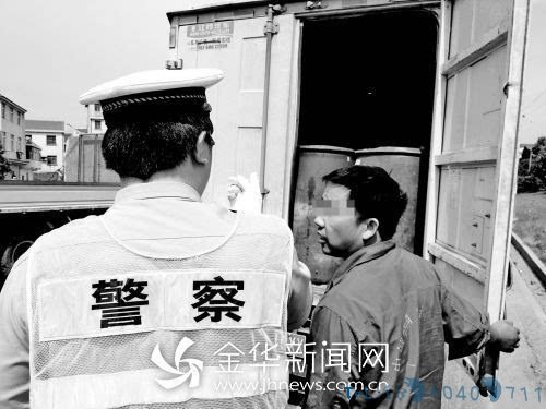 车上藏着22桶近4吨危化品