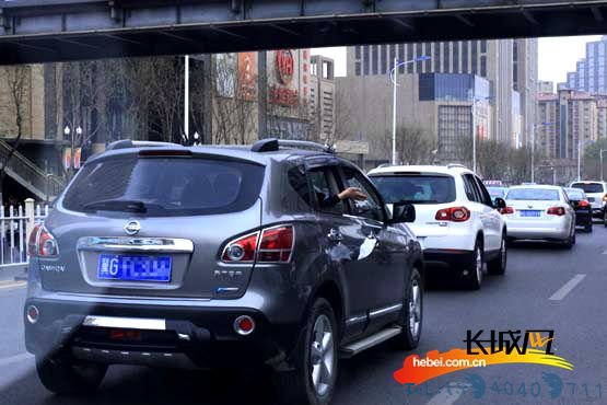 张家口环卫工调查：垃圾请扔垃圾桶 离你仅有50米