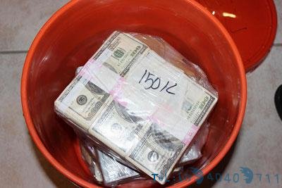 毒贩家墙藏2400万美元 装满24个19升塑料桶(图)