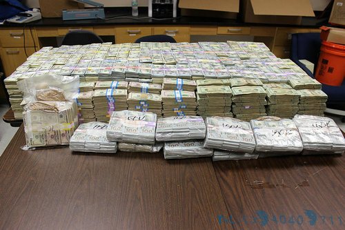 自家墙内藏2400万美元 美国贩毒兄妹被抓获