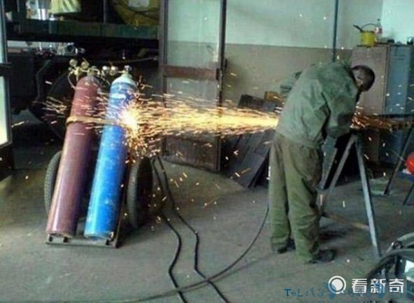 戴个塑料桶当安全帽 你们真是用生命在工作啊