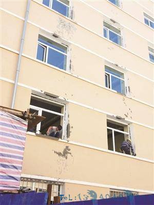 施工无法用厕所 女生宿舍配发塑料桶