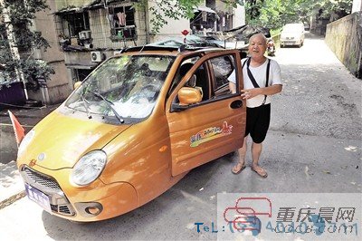 　为方便送妻子去医院看病，杨度学两个月前才买了这辆三轮车。记者李斌 摄