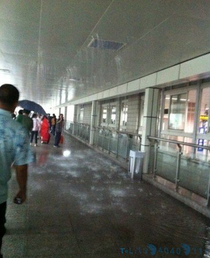上海多条地铁线站点漏雨 用塑料袋接水(组图)＂+pindao+＂