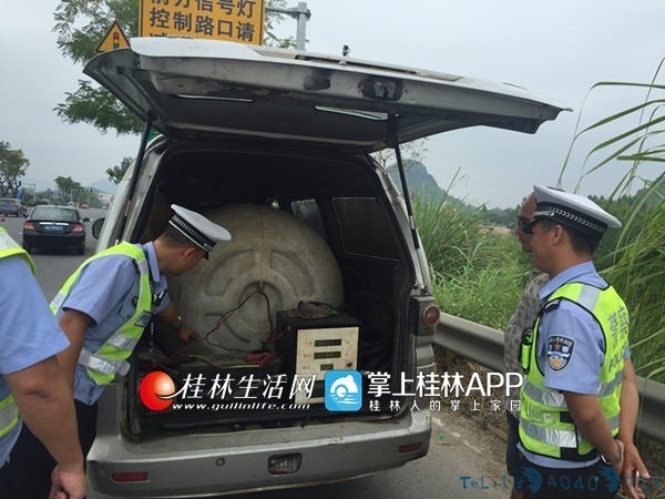 面包车司机为牟利忽视安全 竟用大塑料桶运送柴油