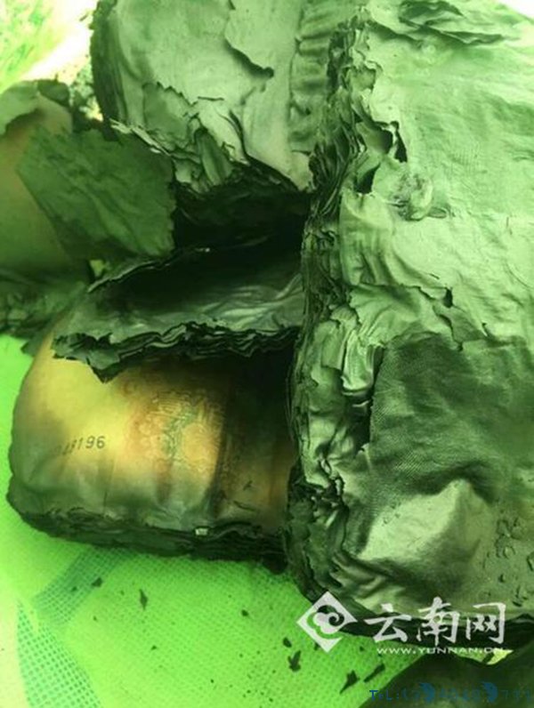 老人将三万余元藏塑料桶被儿子当垃圾焚烧，民警帮挽回万余元