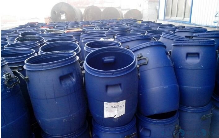 老人收养50只流浪狗，把塑料桶做成小火车，每次带狗狗出行超拉风