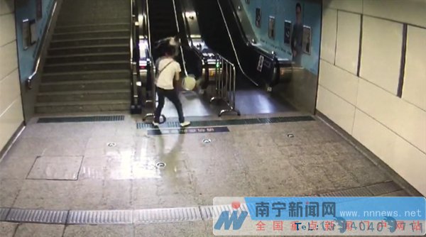 50斤重塑料桶滚下南宁地铁站口扶梯 砸伤一名女乘客