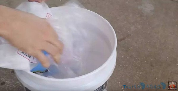将风扇装到乳胶漆塑料桶上，这个夏日可以省下不少的电费了