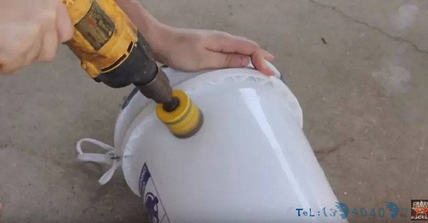 将风扇装到乳胶漆塑料桶上，这个夏日可以省下不少的电费了