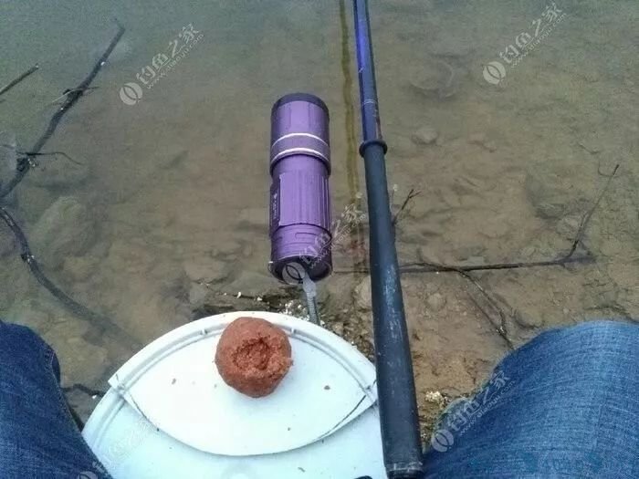塑料桶做钓箱，第一次见这么牛X的...