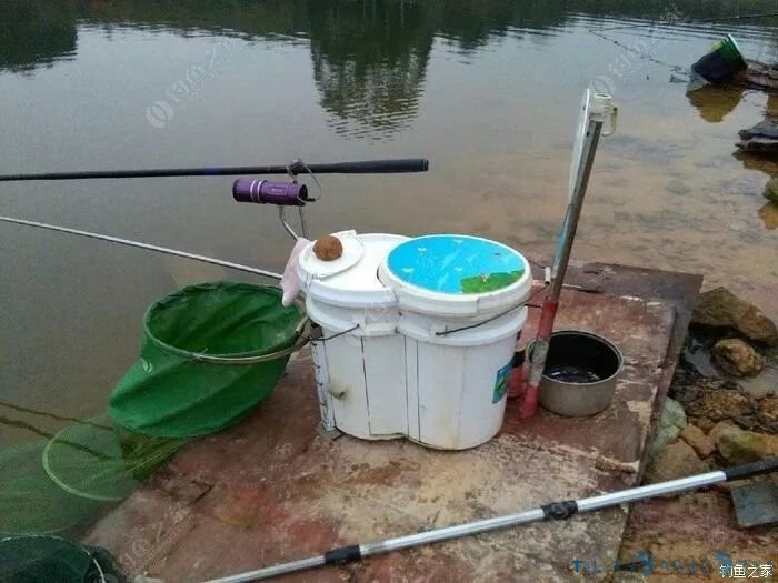 塑料桶做钓箱，第一次见这么牛X的...