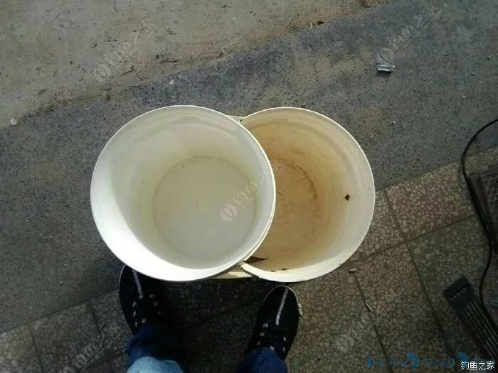 塑料桶做钓箱，第一次见这么牛X的...
