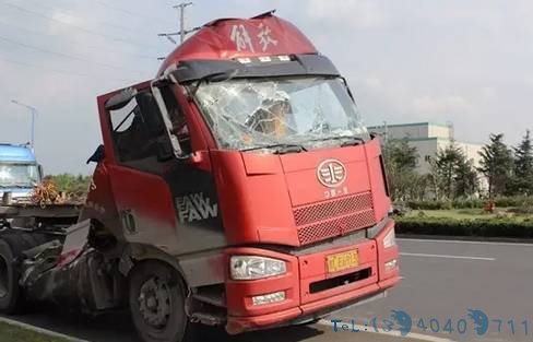 ►震惊！车头严重变形，还把塑料桶当油箱在路上跑！结果…