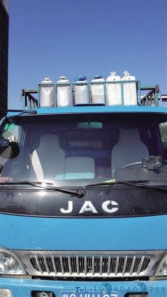 6个装满柴油的塑料桶放置车顶 一司机任性上路被罚
