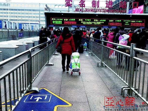 春运“神器”塑料桶 能坐能放还能装