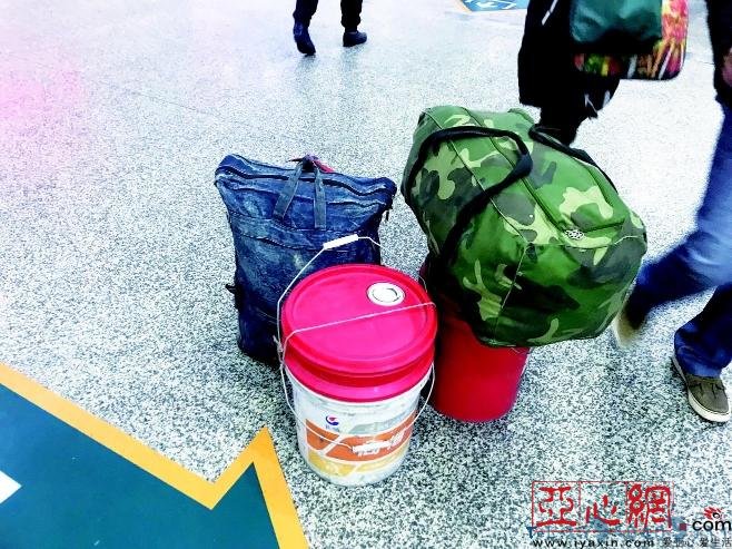 春运“神器”塑料桶 能坐能放还能装