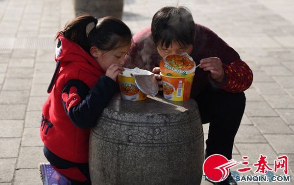 春运时农民工为什么爱提塑料桶？可以装年货可以当凳子坐