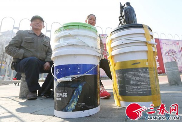 春运时农民工为什么爱提塑料桶？可以装年货可以当凳子坐
