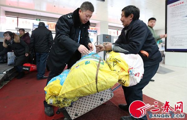 春运时农民工为什么爱提塑料桶？可以装年货可以当凳子坐
