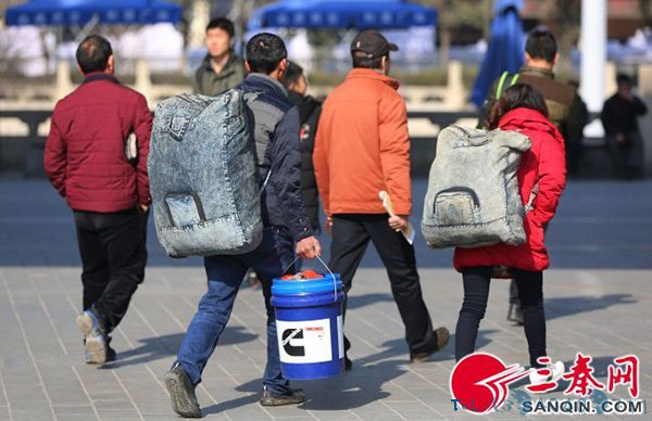 春运时农民工为什么爱提塑料桶？可以装年货可以当凳子坐