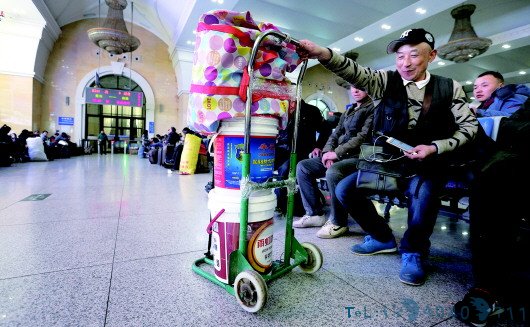打工返乡人爱提塑料桶 被网友称为
