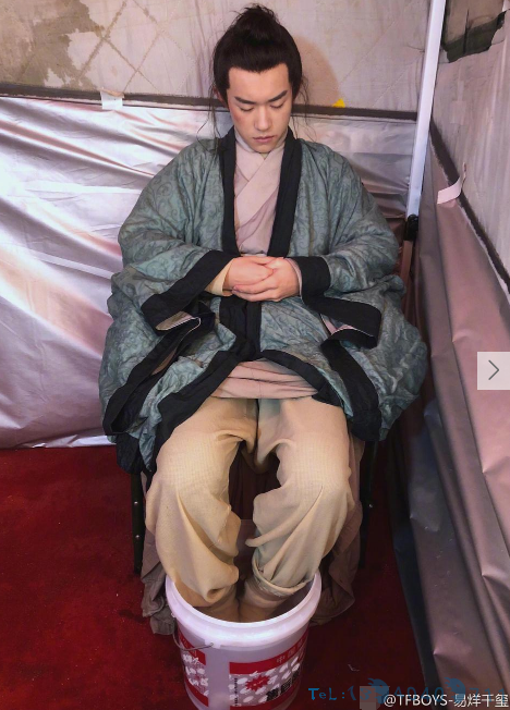 你的养生boy已上线！易烊千玺穿道服用塑料桶泡脚