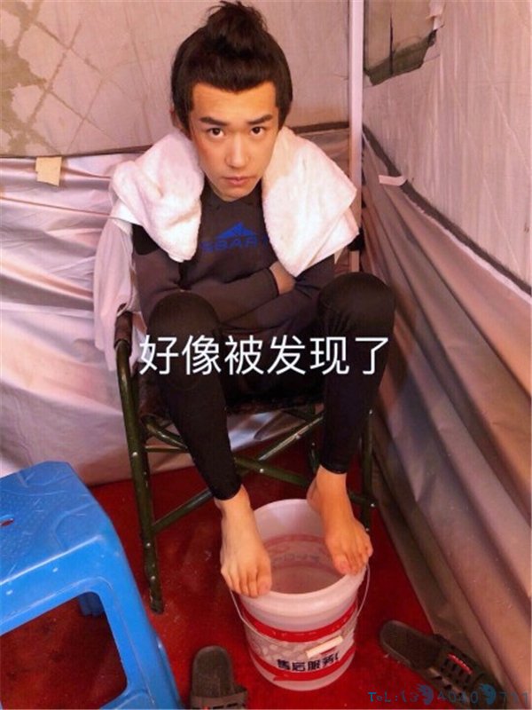 易烊千玺塑料桶泡脚 刘天池称赞还不错