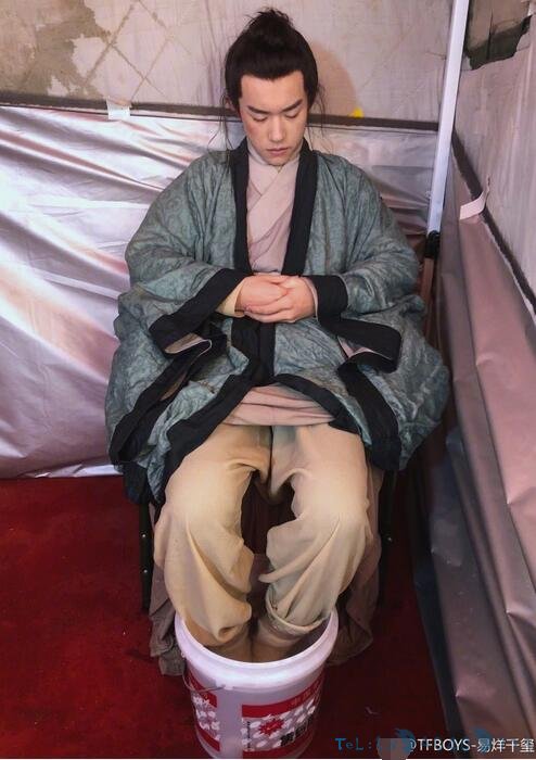养生boy！00后易烊千玺片场用塑料桶泡脚