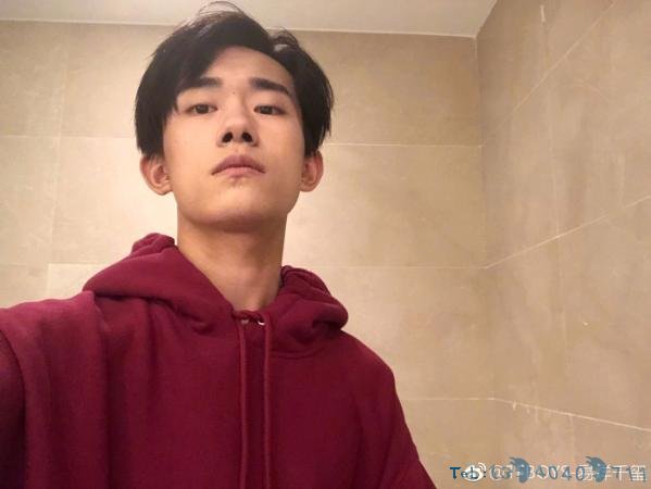 组图:易烊千玺体验按摩床 塑料桶泡脚养生的也是他...
