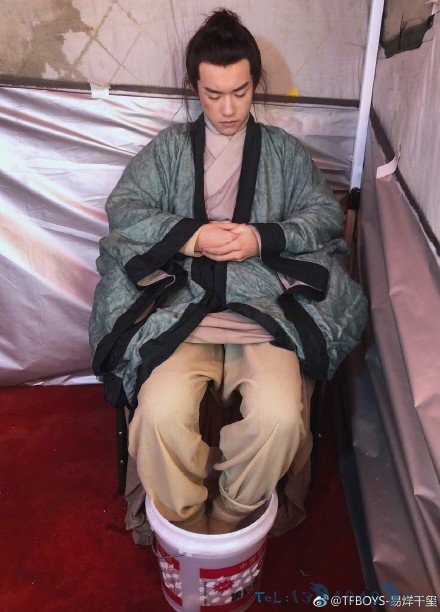 易烊千玺用塑料桶泡脚 网友:养生boy上线!
