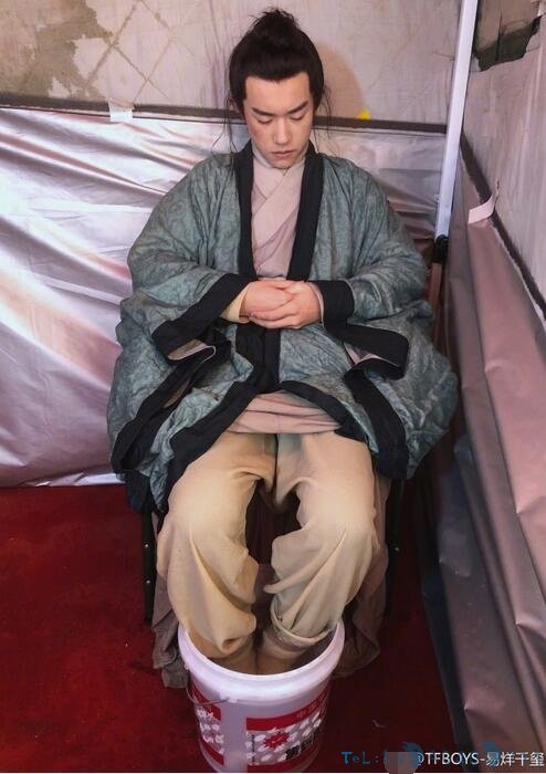 养生boy上线！易烊千玺片场用塑料桶泡脚
