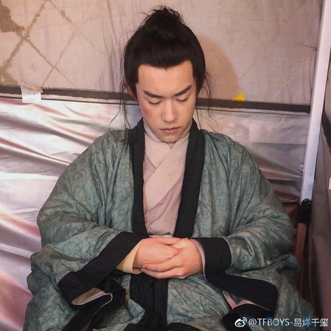 道袍易烊千玺开启养生模式 穿袜子用塑料桶泡脚