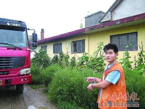 犯罪嫌疑人在指认现场。