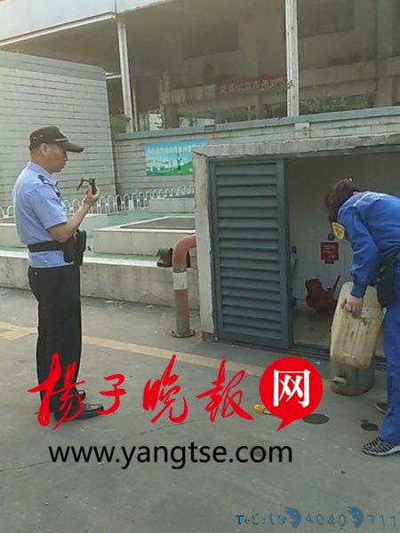 加油站内趁员工忙碌 男子竟提油枪给塑料桶加油