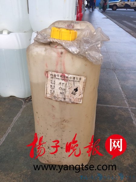 加油站内趁员工忙碌 男子竟提油枪给塑料桶加油