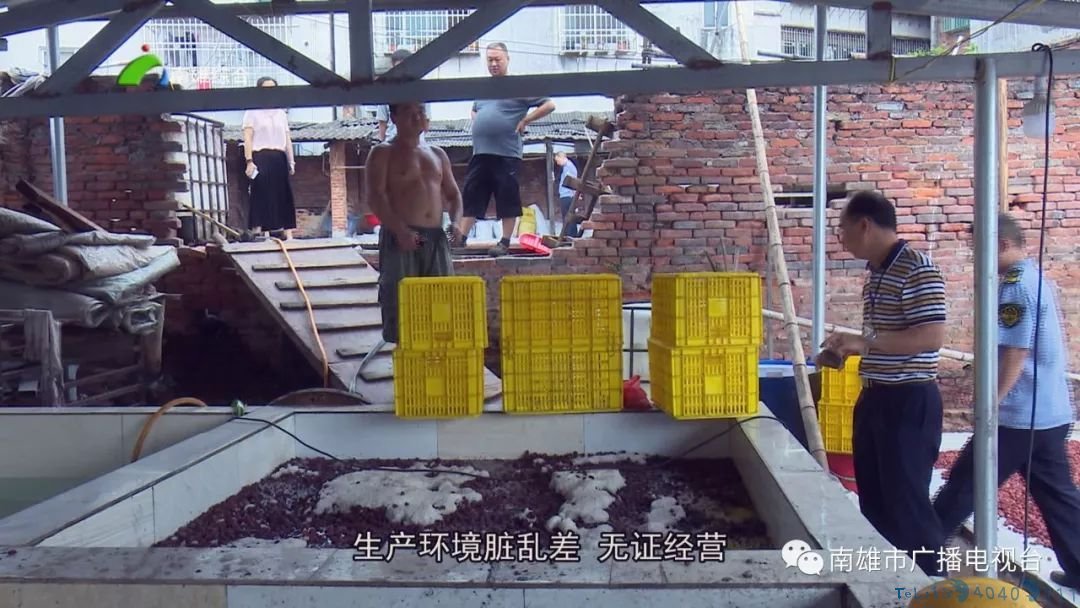 现场曝光！南雄捣毁一处无证经营凉果加工黑窝点，现场环境十分恶劣！