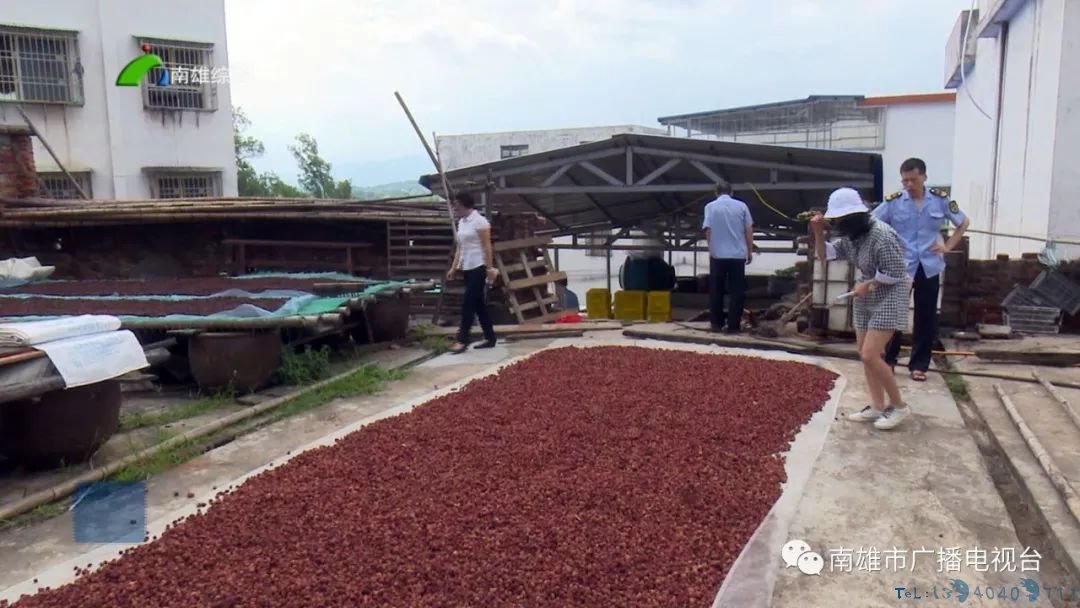 现场曝光！南雄捣毁一处无证经营凉果加工黑窝点，现场环境十分恶劣！