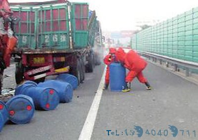 消防战士现场处置掉落的装有三甲基氯硅烷的塑料桶