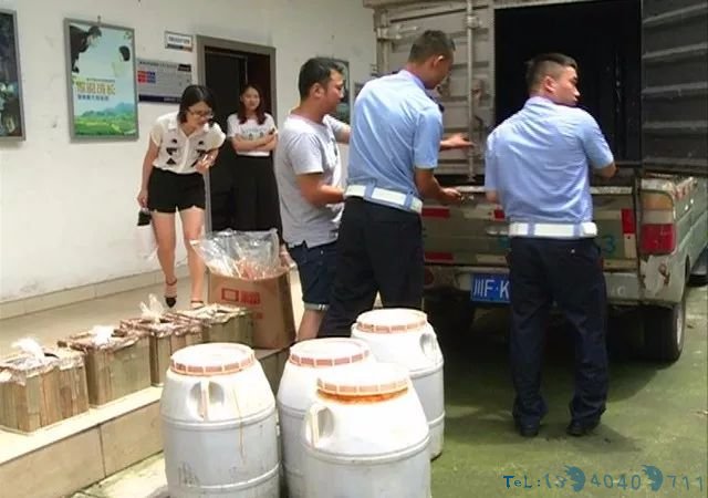 震惊！绵竹市区一小货车疑似运送····地沟油！
