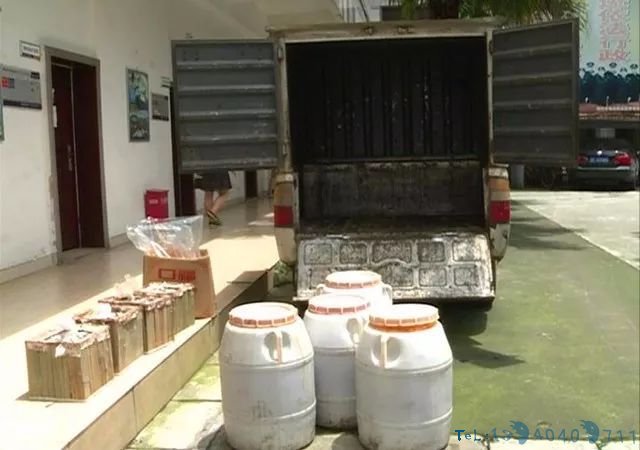 震惊！绵竹市区一小货车疑似运送····地沟油！