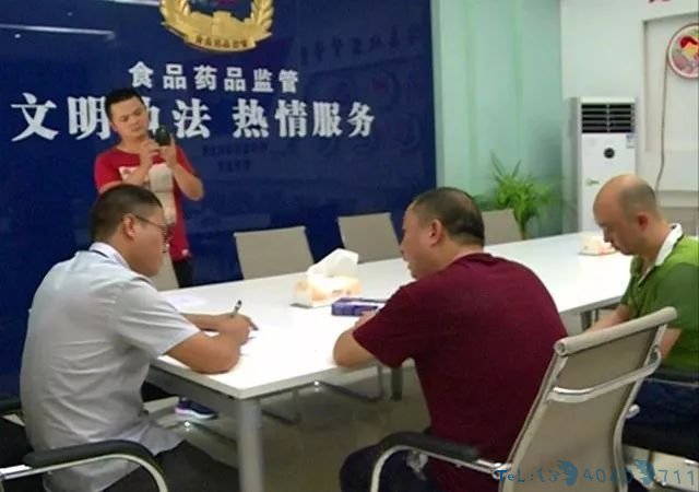 震惊！绵竹市区一小货车疑似运送····地沟油！